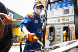 Giá xăng ngày mai có thể tăng, cán mốc 25.000 đồng/lít