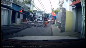 Cột điện đổ, thợ sửa chữa 'đánh đu' giữa đường