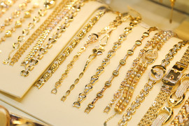 Giá vàng hôm nay 4/4: Chạm đỉnh cao chưa từng có 2.300 USD/ounce, vàng gây sốc