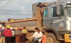 Xe máy va chạm xe tải, bé trai 8 tuổi ở Đắk Lắk chết thương tâm