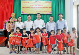 Trao quà trị giá 690 triệu đồng hỗ trợ học sinh nghèo vượt khó ở Hà Nội