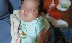 Tìm thân nhân bé trai bị bỏ rơi trước cửa nhà dân ở Hà Tĩnh