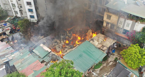 Khu lán tạm ở Hà Nội bốc cháy ngùn ngụt