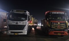 Hai xe chở hàng siêu trường, siêu trọng sai phép nghênh ngang trên Quốc lộ 1A