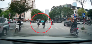 Ấm lòng khoảnh khắc hai nữ sinh cúi đầu cảm ơn tài xế ô tô nhường đường