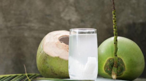 Có nên uống nước dừa mỗi ngày trong thời tiết nắng nóng?