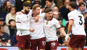 De Bruyne lập cú đúp, Man City quyết liệt bám đuổi Liverpool