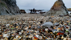 Chiêm ngưỡng bãi biển thủy tinh lấp lánh sắc màu ở Mỹ