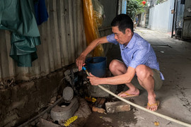 Chỉ được cấp nước buổi sáng, dân Hà Nội không dám tắm giặt, canh từng giờ bơm