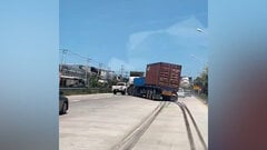 Thót tim xe container 'đánh võng' trên đường phố