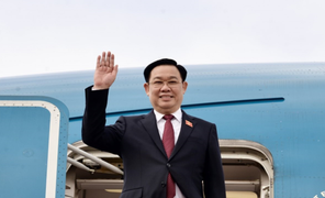 Chủ tịch Quốc hội đến Bắc Kinh, bắt đầu chuyến thăm chính thức Trung Quốc