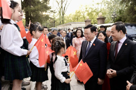 Chủ tịch Quốc hội Vương Đình Huệ gặp mặt cộng đồng người Việt Nam tại Trung Quốc