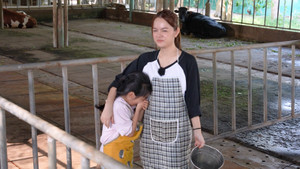 Phạm Quỳnh Anh và con gái toát mồ hôi vắt sữa bò, chăn dê 