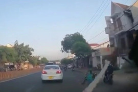 Thanh sắt từ 'trên trời rơi xuống' trúng đầu người đi đường