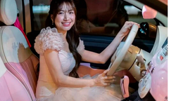 'Soi' xe Fiat 500 mới tậu của Hòa Minzy