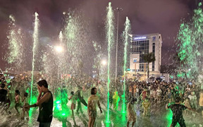 Sàn thử nghiệm trình diễn nhạc nước ở Đà Nẵng thành nơi tắm của trẻ