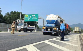 Cấm xe tải trọng lớn vào cao tốc Cam Lộ-La Sơn: Đẩy rủi ro về cho dân Quảng Trị