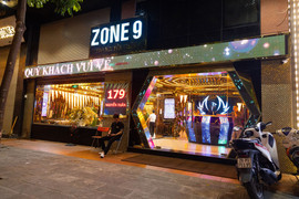 Bỏ tiền tỷ sửa chữa, chủ quán karaoke ở Hà Nội ‘méo mặt’ vì vắng khách