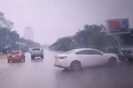 Tài xế ô tô tông 2 mẹ con đi xe máy rồi bỏ chạy