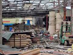 Nổ nhà máy giấy ở Bắc Ninh: Mái nhà vỡ nát, thiết bị sản xuất biến dạng