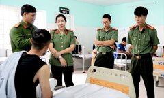Bị yêu cầu dừng xe, nam thanh niên cầm mã tấu chém CSGT