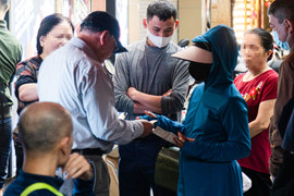 Giá vàng tăng phi mã, người dân mua bán trao tay ngay ngoài cửa tiệm 