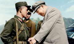 Hình ảnh Chủ tịch Kim Nhật Thành bên cạnh lực lượng Quân đội Triều Tiên