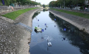 Hồi sinh những dòng sông nước đen