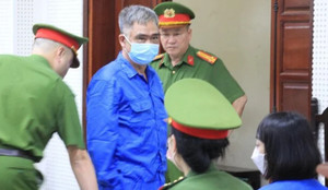 Cựu Giám đốc Công an TP Hải Phòng Đỗ Hữu Ca và 12 bị cáo được dẫn giải tới toà