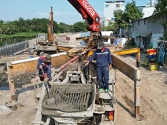 Công nhân đội nắng gắt, tất bật 'hồi sinh' tuyến kênh dài nhất TP.HCM