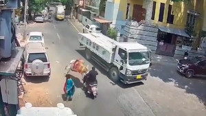 Đang chạy xe máy, người đàn ông bị bò húc văng vào gầm xe tải