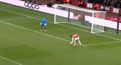 Cầu thủ Arsenal chơi bóng bằng tay, trọng tài không thổi phạt đền