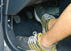 Thói quen ngắt côn để xe trôi khi đi ô tô số sàn có tác hại gì?