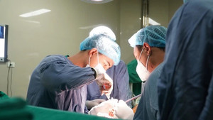 Phẫu thuật khẩn cấp cứu bàn tay bị máy cắt nát