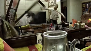 Gió thổi bay cánh cửa ban công nhà dân ở Trung Quốc