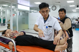 Bộ Y tế: 'Có bác sĩ cùng một giờ làm việc ở 4 nơi'