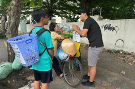 Chàng trai lượm ve chai để... tặng