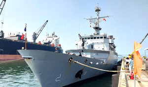 Tuần dương hạm Vendemiaire Pháp cập Cảng Tiên Sa