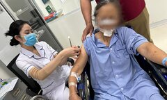Bị chó hàng xóm tấn công, người phụ nữ phải khâu gần 70 mũi