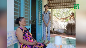 Cô gái Trà Vinh cao hơn 2m, sống khép kín chỉ chơi với chó mèo