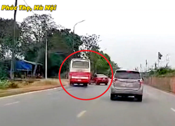 Thót tim cảnh xe khách lấn làn gặp ô tô con sang đường bất cẩn