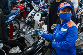 Biến động nhẹ, giá xăng hôm nay tăng, giảm trái chiều