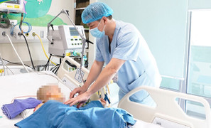 Bố mẹ tự ý cho con dừng thuốc khi đang điều trị bệnh, bé 5 tuổi nguy kịch