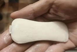 Nghi vấn lưỡi dao trong xà phòng cứa cổ người tắm, dân mạng TQ yêu cầu điều tra