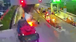 Nhân viên trạm thu phí dập tắt 'quả cầu lửa' trên xe tải