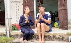 Con trai bệnh nặng không thể đi lại, mẹ già cầu cứu khắp nơi 