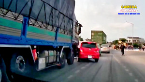 Tài xế xe con được bài học nhớ đời khi vượt ẩu, tạt đầu vào điểm mù xe tải 