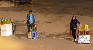 'Cây xăng di động' bán giá cắt cổ, mọc trên vỉa hè Hà Nội