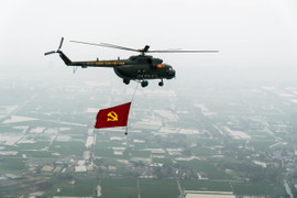 Phi đội trực thăng treo cờ bay diễn tập kỷ niệm 70 năm Chiến thắng Điện Biên Phủ