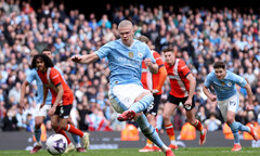 Thắng đậm Luton Town, Man City tạm chiếm ngôi đầu bảng Ngoại Hạng Anh